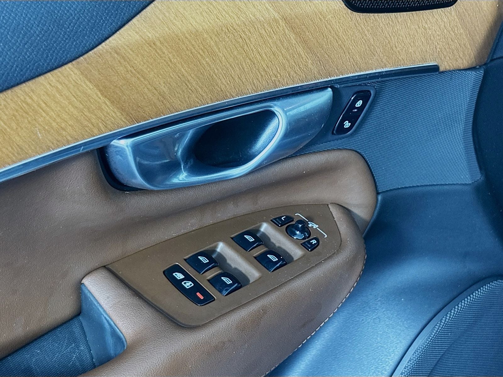 2024 Volvo XC90 B6 Plus Bright Theme