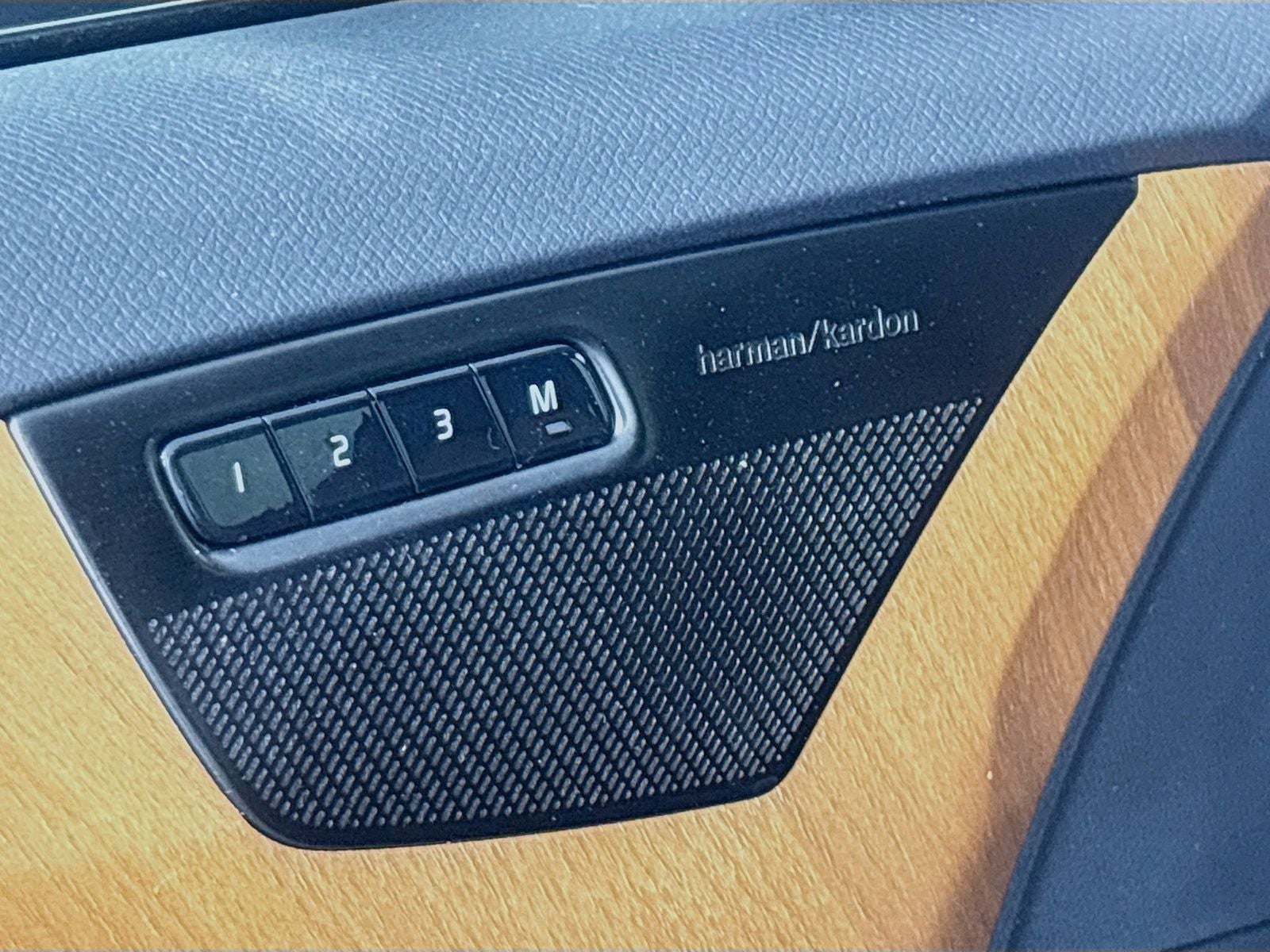 2024 Volvo XC90 B6 Plus Bright Theme