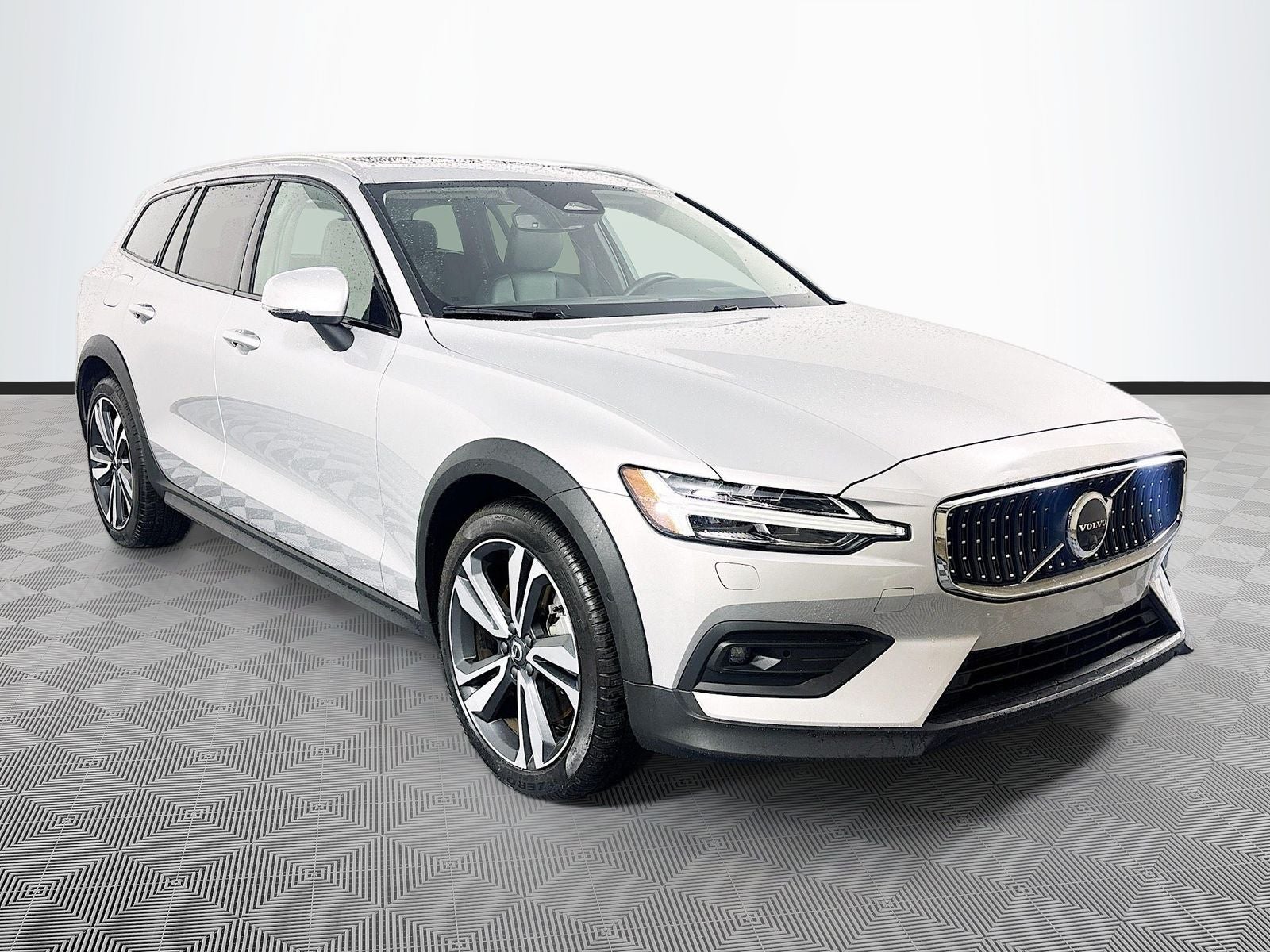 2025 Volvo V60 Cross Country B5 Plus