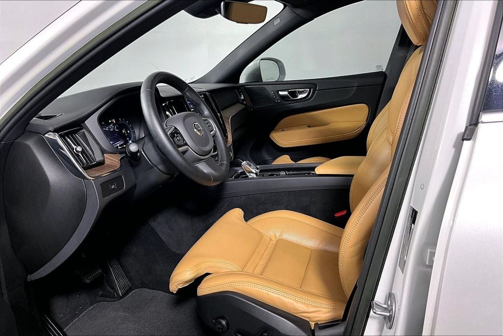 2023 Volvo XC60 B5 Ultimate Bright Theme