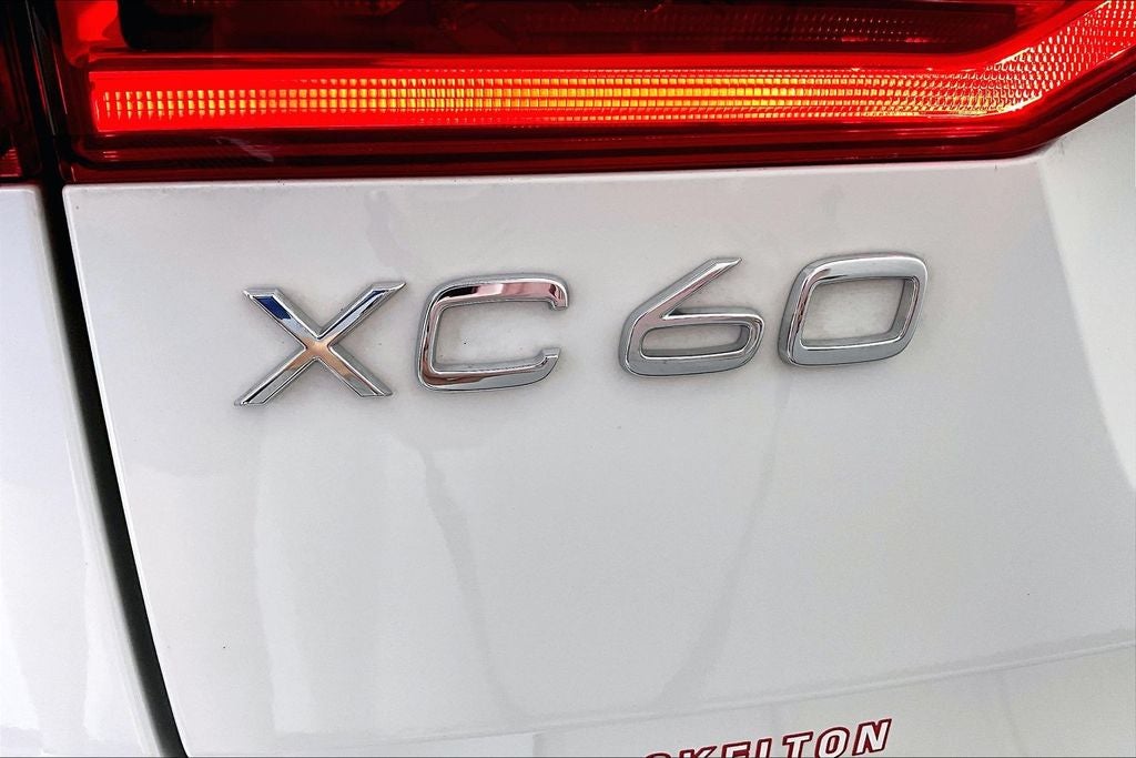 2023 Volvo XC60 B5 Ultimate Bright Theme