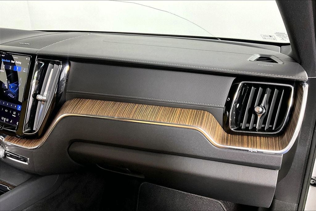 2023 Volvo XC60 B5 Ultimate Bright Theme