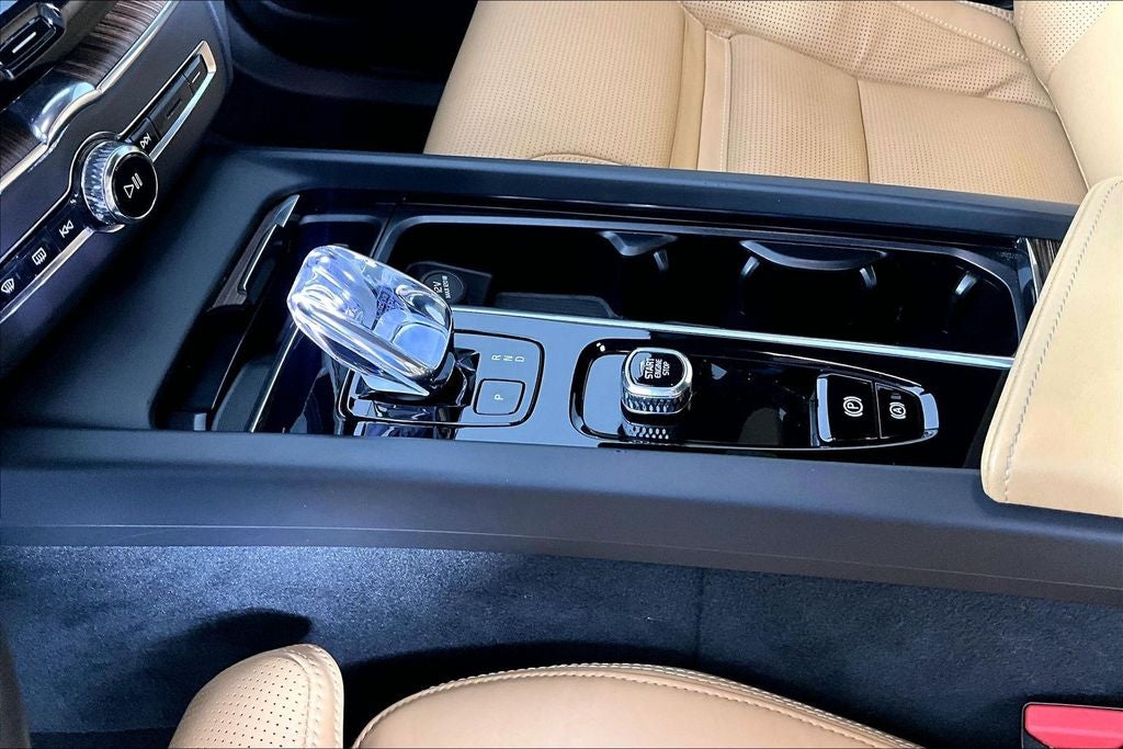 2023 Volvo XC60 B5 Ultimate Bright Theme