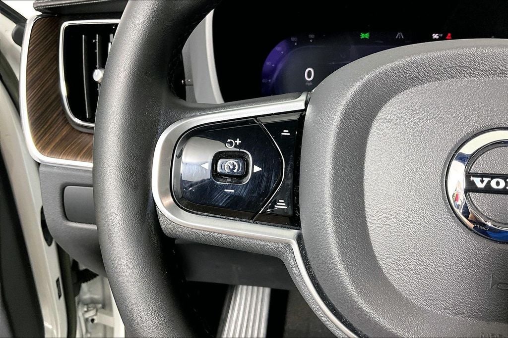 2023 Volvo XC60 B5 Ultimate Bright Theme