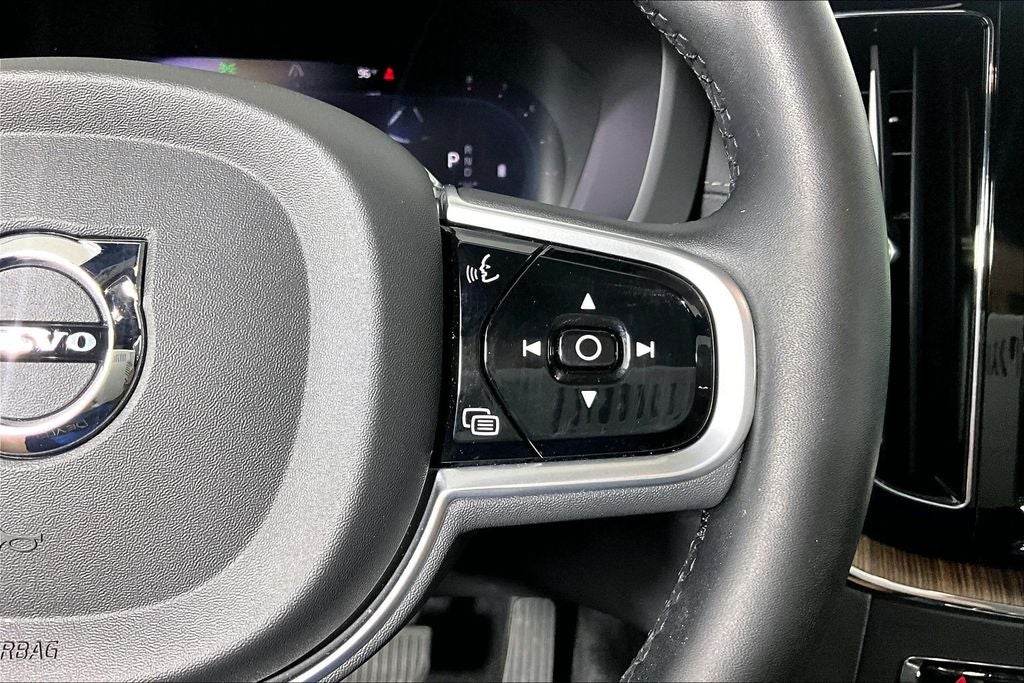 2023 Volvo XC60 B5 Ultimate Bright Theme