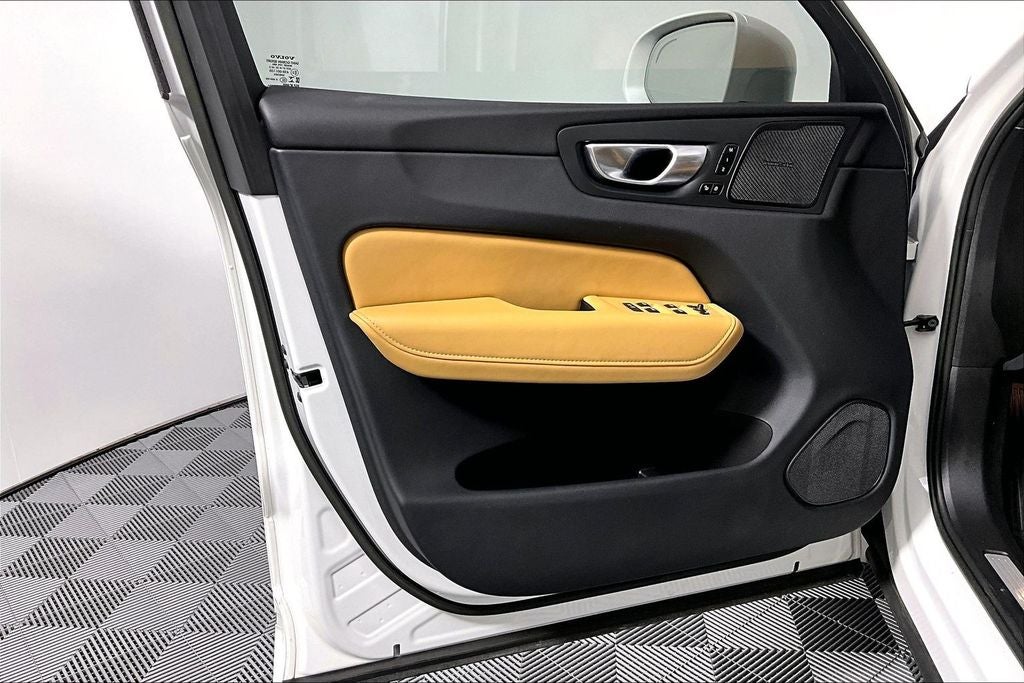 2023 Volvo XC60 B5 Ultimate Bright Theme