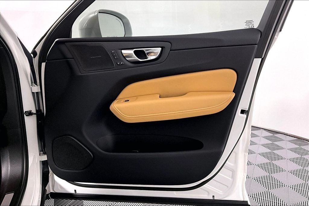 2023 Volvo XC60 B5 Ultimate Bright Theme