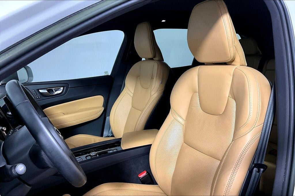 2023 Volvo XC60 B5 Ultimate Bright Theme