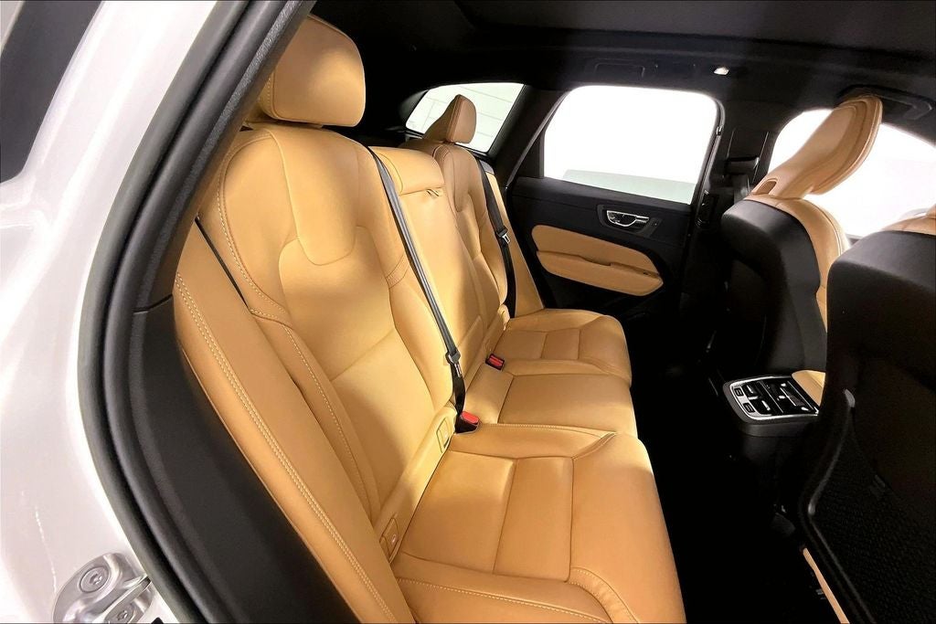 2023 Volvo XC60 B5 Ultimate Bright Theme