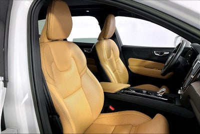 2023 Volvo XC60 B5 Ultimate Bright Theme