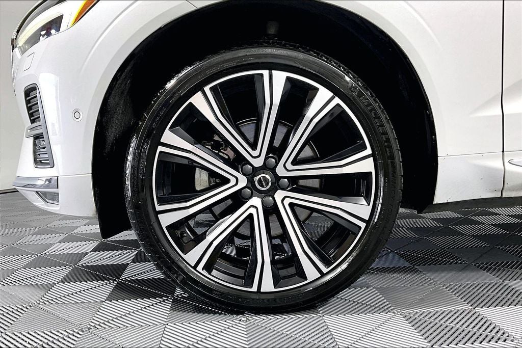 2023 Volvo XC60 B5 Ultimate Bright Theme