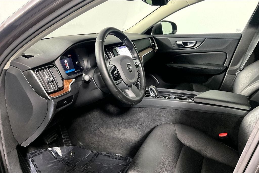 2025 Volvo V60 Cross Country B5 Plus