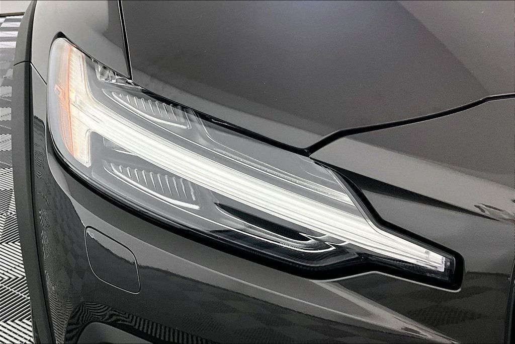 2025 Volvo V60 Cross Country B5 Plus