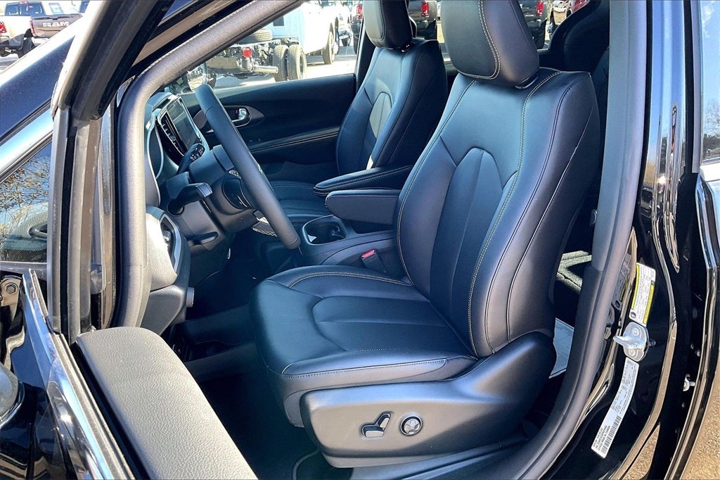 2026 Chrysler Voyager LX