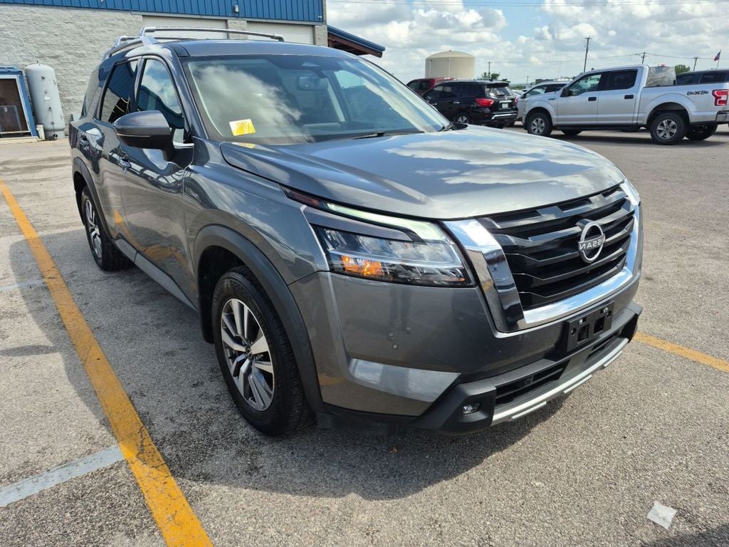 2022 Nissan Pathfinder SL 4WD's photo