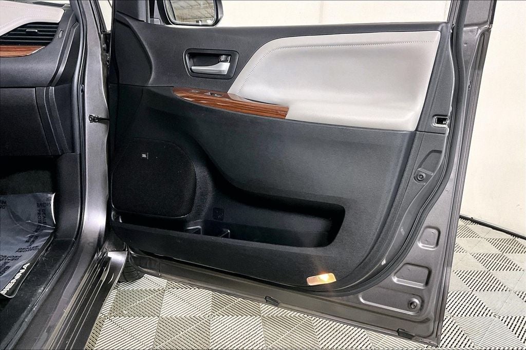 2017 Toyota Sienna Limited 7 Passenger