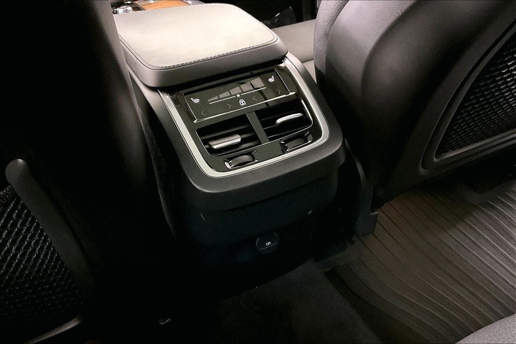 2024 Volvo XC90 B6 Plus Bright Theme