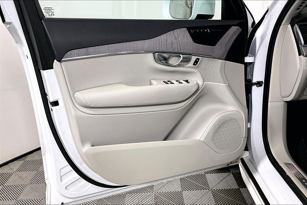 2024 Volvo XC90 B6 Plus Bright Theme