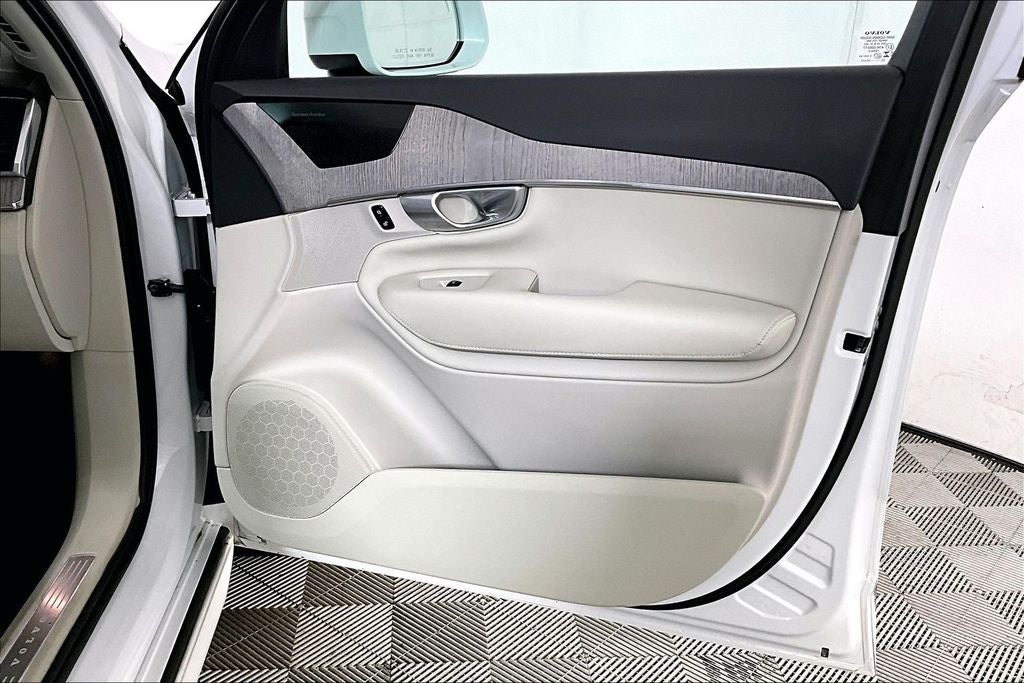 2024 Volvo XC90 B6 Plus Bright Theme