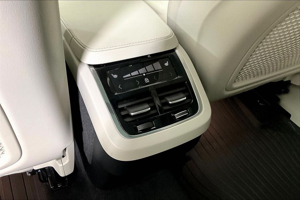 2024 Volvo XC90 B6 Plus Bright Theme