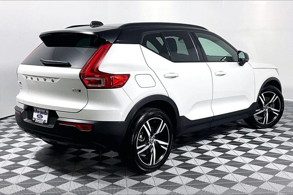 2022 Volvo XC40 R-Design
