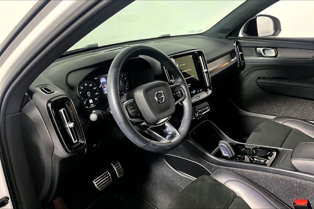 2022 Volvo XC40 R-Design