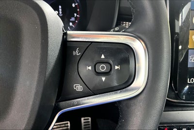 2022 Volvo XC40 R-Design