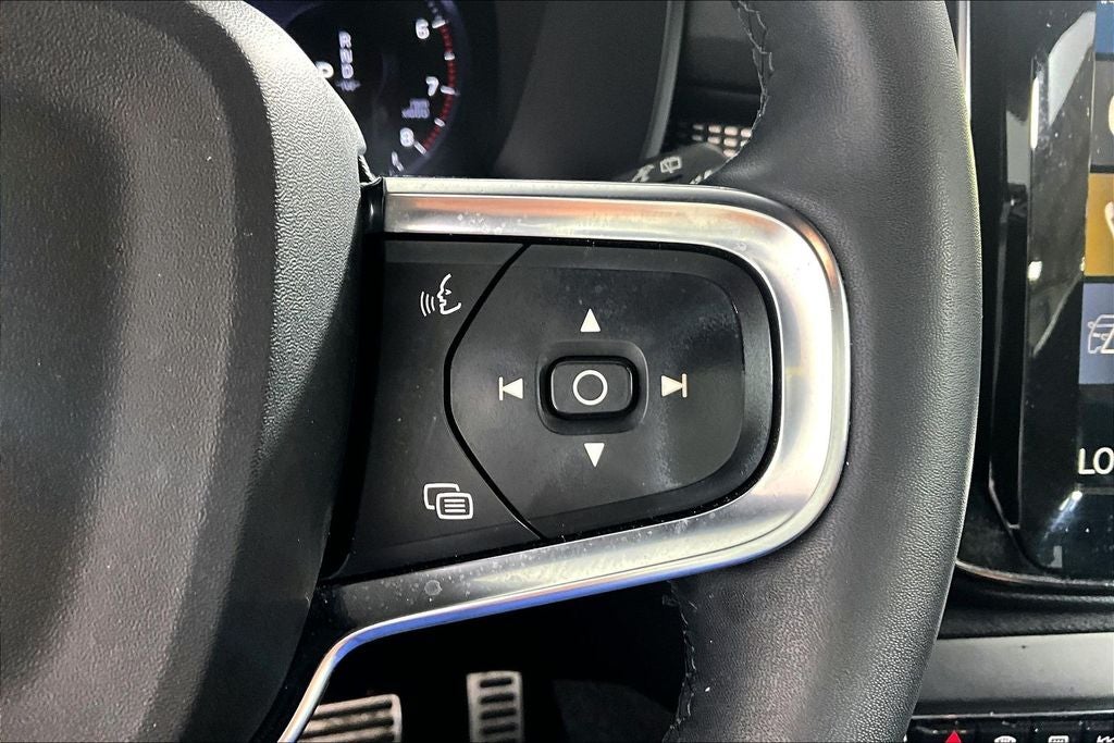 2022 Volvo XC40 R-Design