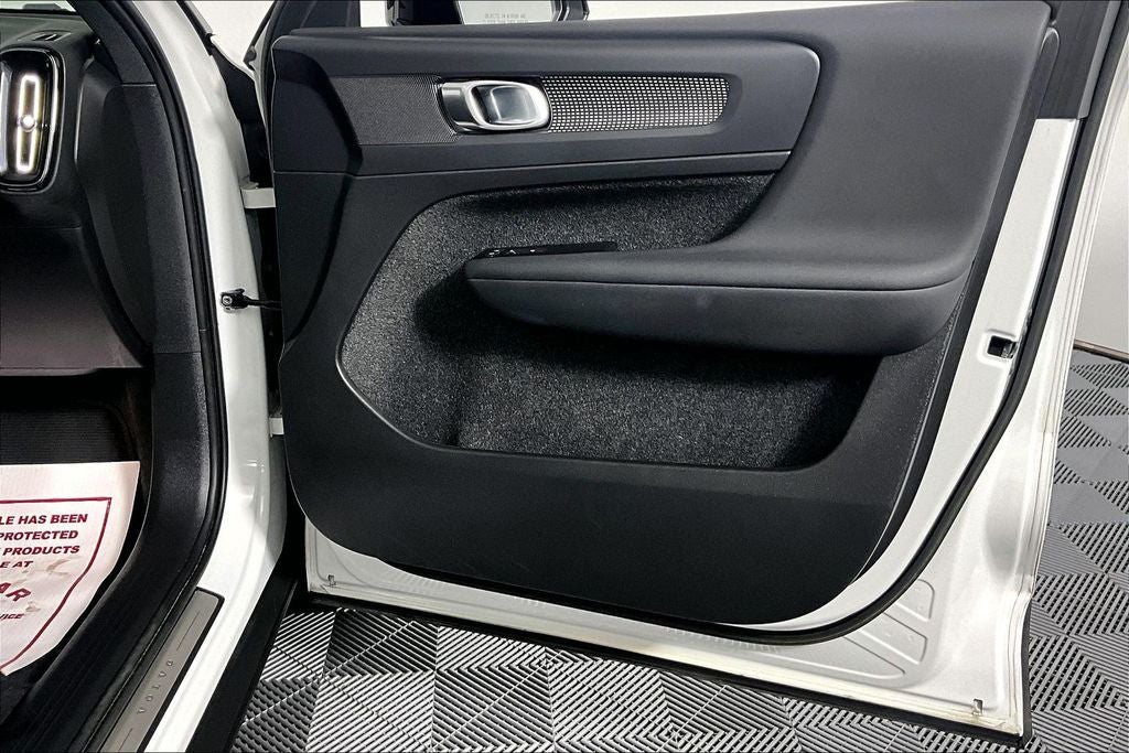 2022 Volvo XC40 R-Design