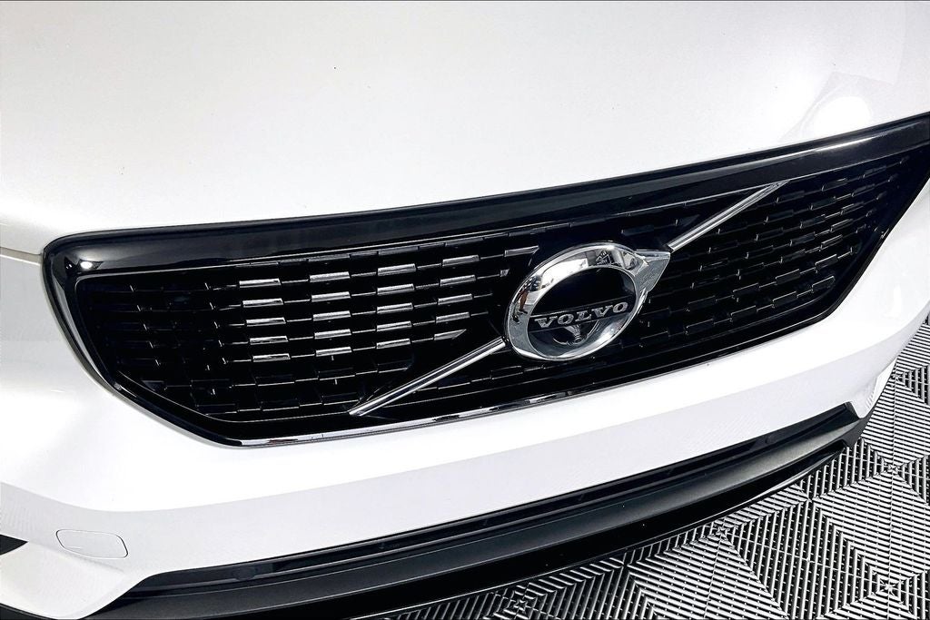2022 Volvo XC40 R-Design
