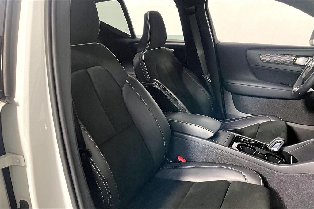 2022 Volvo XC40 R-Design