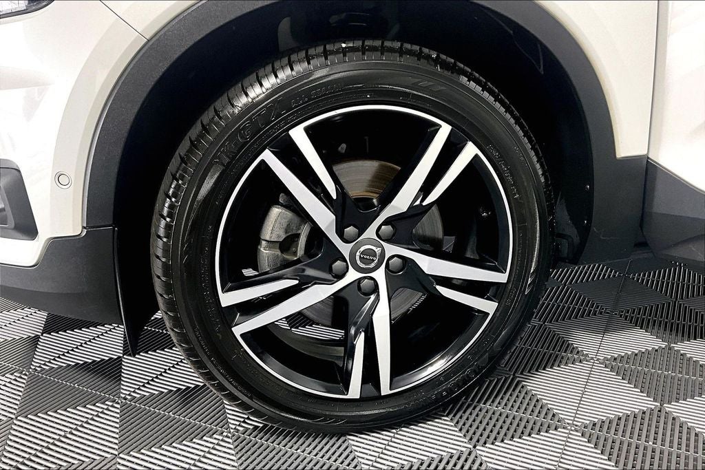 2022 Volvo XC40 R-Design