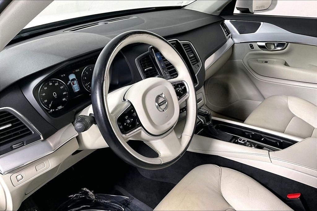 2017 Volvo XC90 T6 Momentum