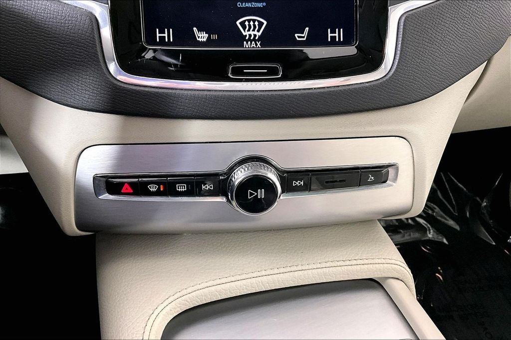 2017 Volvo XC90 T6 Momentum