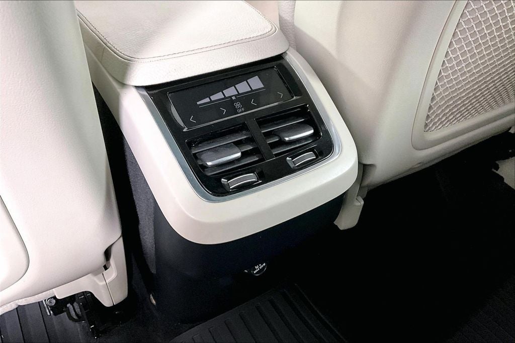 2017 Volvo XC90 T6 Momentum