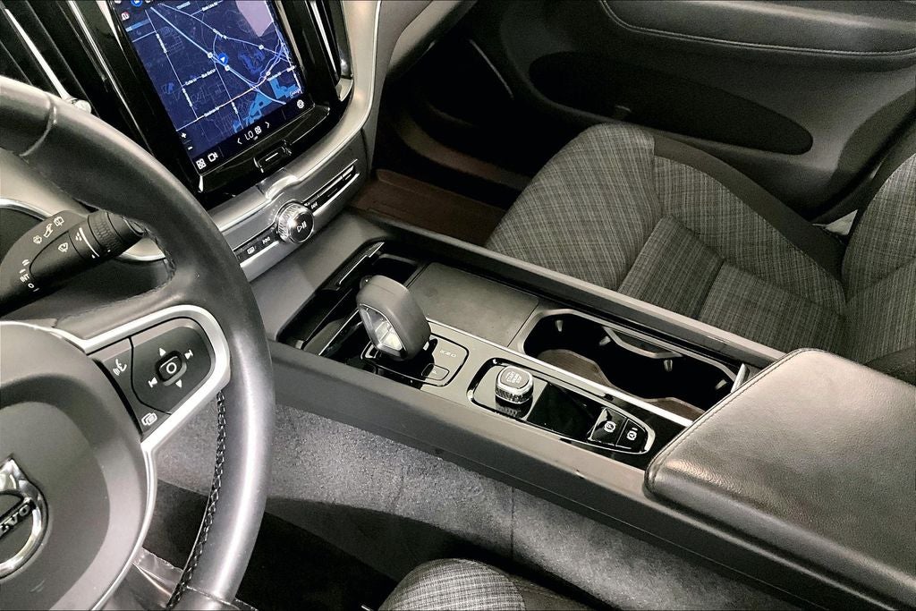 2022 Volvo XC60 B5 Momentum