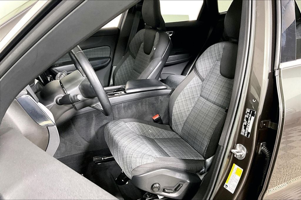 2022 Volvo XC60 B5 Momentum