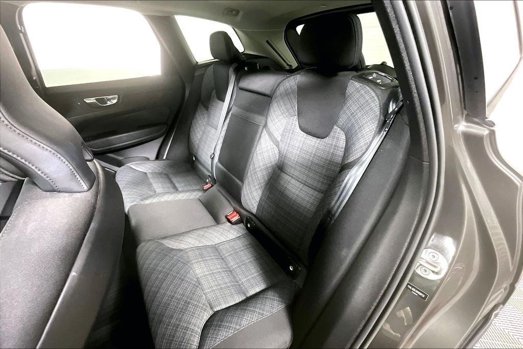 2022 Volvo XC60 B5 Momentum