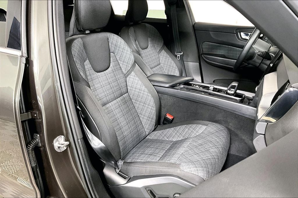 2022 Volvo XC60 B5 Momentum