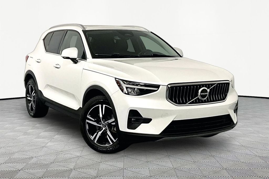 2023 Volvo XC40 B5 Plus Bright Theme