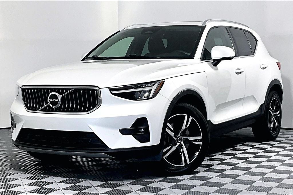 2023 Volvo XC40 B5 Plus Bright Theme