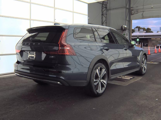 2025 Volvo V60 Cross Country B5 Plus