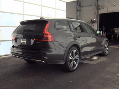 2025 Volvo V60 Cross Country B5 Plus