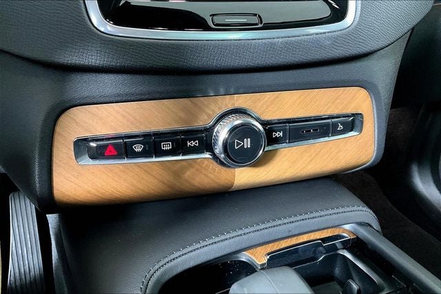 2024 Volvo XC90 B5 Plus