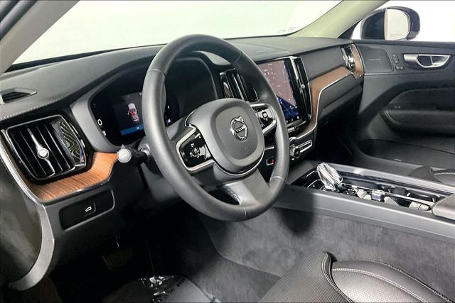 2024 Volvo XC60 B5 Ultimate Dark Theme
