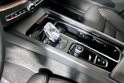 2024 Volvo XC60 B5 Ultimate Dark Theme