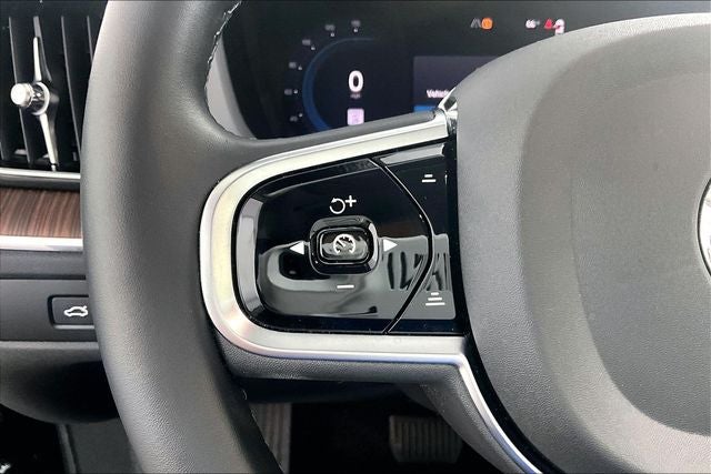 2024 Volvo XC60 B5 Ultimate Dark Theme
