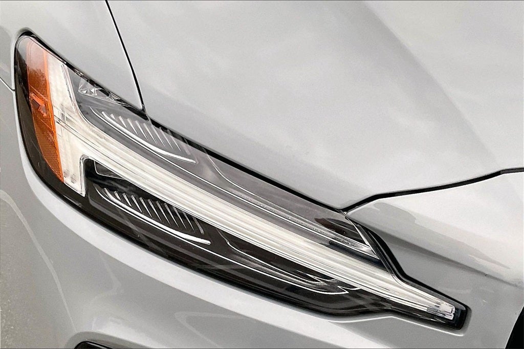 2024 Volvo S60 B5 Core Dark Theme