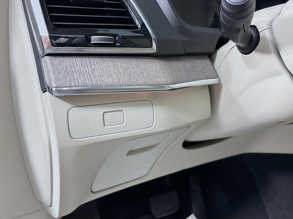 2024 Volvo XC90 B6 Plus Bright Theme